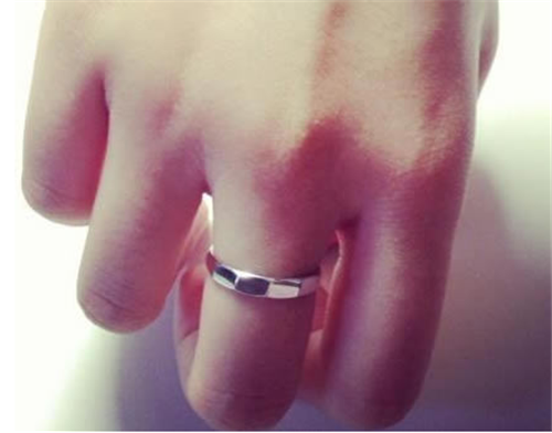 男生戴戒指的含義 男生戴戒指有哪些不同戴法